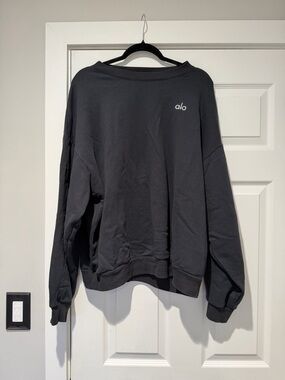Auth.✅ ALO Yoga Accolade Crewneck in “Anthracite” Size Large🩶